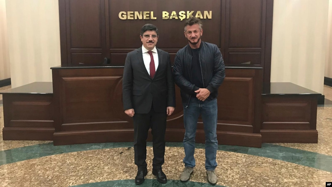 El asesor del gobierno turco, Yasin Aktay, posa junto al actor Sean Penn, el 5 de diciembre de 2018 en Ankara, Turquía.