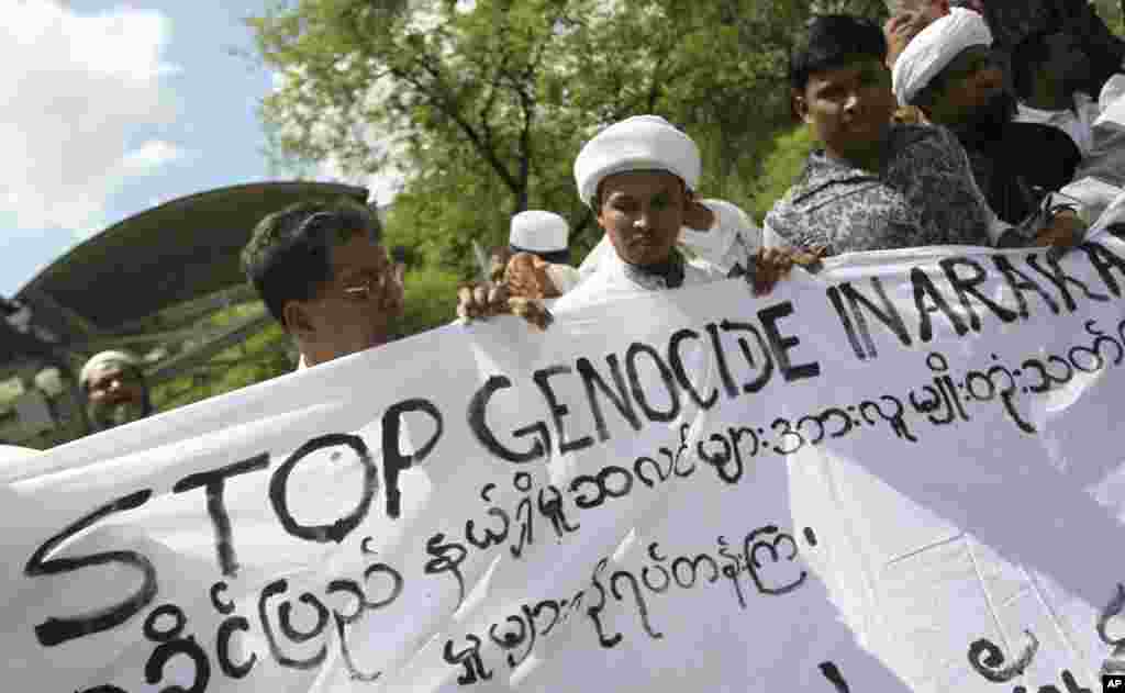 Những người biểu tình Rohingya tụ tập trước một văn phòng Liên Hiệp Quốc tại Bangkok, Thái Lan kêu gọi chấm dứt xáo trộn và bạo động đang tại bang Rakhine, Miến Điện. 11/6/2012.
