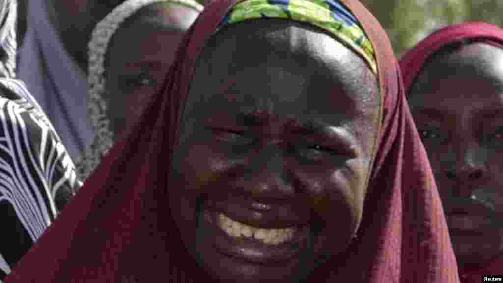 Iyayen da ‘yan uwan ‘yan matan da aka sace suna maida jawabi a taron da suka yi da gwamna jihar Borno, a Chibok, jihar Borno, 22 Afrilu 2014.