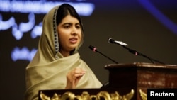 La premio Nobel Malala Yousafzai habla durante la cumbre "La educación de las niñas en las comunidades musulmanas: desafíos y oportunidades" en Islamabad, Pakistán, el 12 de enero de 2025.