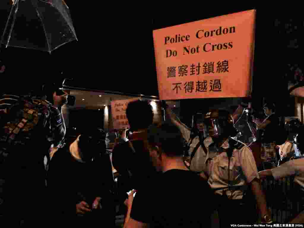 估計上千名示威者自發集結在灣仔駱克道一帶,與防暴警察對峙