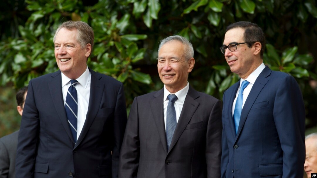 Archivo - De izq. Robert Lighthizer, representante comercial de EE.UU. Viceprimer ministro chino, Liu He, y Steve Mnuchin, secretario del Tesoro.