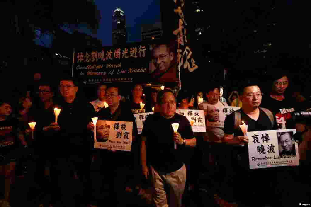 香港示威者手持烛光,举行悼念刘晓波游行(2017年7月15日)