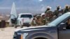 Soldados del Ejército usan binoculares mientras brindan seguridad a la visita del secretario de Defensa, Pete Hegseth, a la frontera entre Estados Unidos y México en Sunland Park, Nuevo México, el lunes 3 de febrero de 2025. (Foto AP/Andres Leighton)