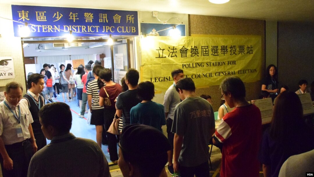 中國全國人大常委會大幅修改香港選舉制度，立法會地區直選議席由35席 大幅削減接近一半至20席 （美國之音/湯惠芸）