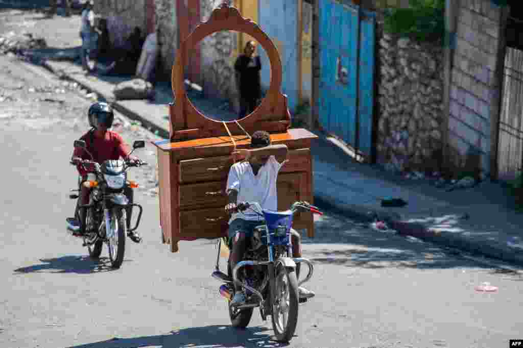 People flee their neighborhood after armed gangs terrorized the Delmas 24 and Solino areas in Port-au-Prince, Haiti, Oct. 26, 2024. Gang violence is surging in Haiti despite the deployment of a multinational force to prop up the struggling Caribbean country's police, a top United Nations official warned on Oct. 22. 