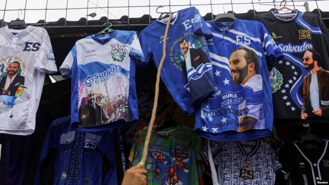 ARCHIVO - Camisetas con imágenes del presidente de El Salvador, Nayib Bukele, se venden en el centro de San Salvador, el Salvador, el 3 de febrero de 2024.