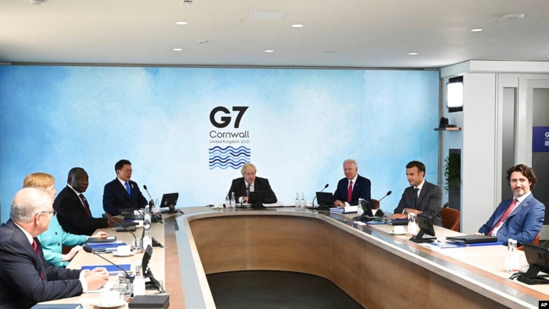 2021 年 6 月 12 日，英國首相鮑里斯·約翰遜（中）和其他七國集團領導人在英國康沃爾舉行的峰會上合影。