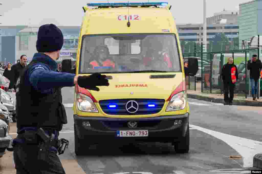救護車在爆炸後到達布魯塞爾國際機場。 (2016年3月22日)
