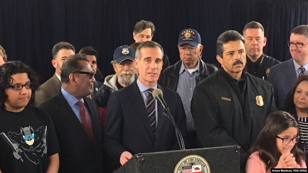 Alcalde de Los Angeles, Eric Garcetti, durante la ceremonia en la que anunció una directriz ejecutiva que amplía la protección a los inmigrantes indocumentados en la ciudad. Foto: Arturo Martínez, VOA. 