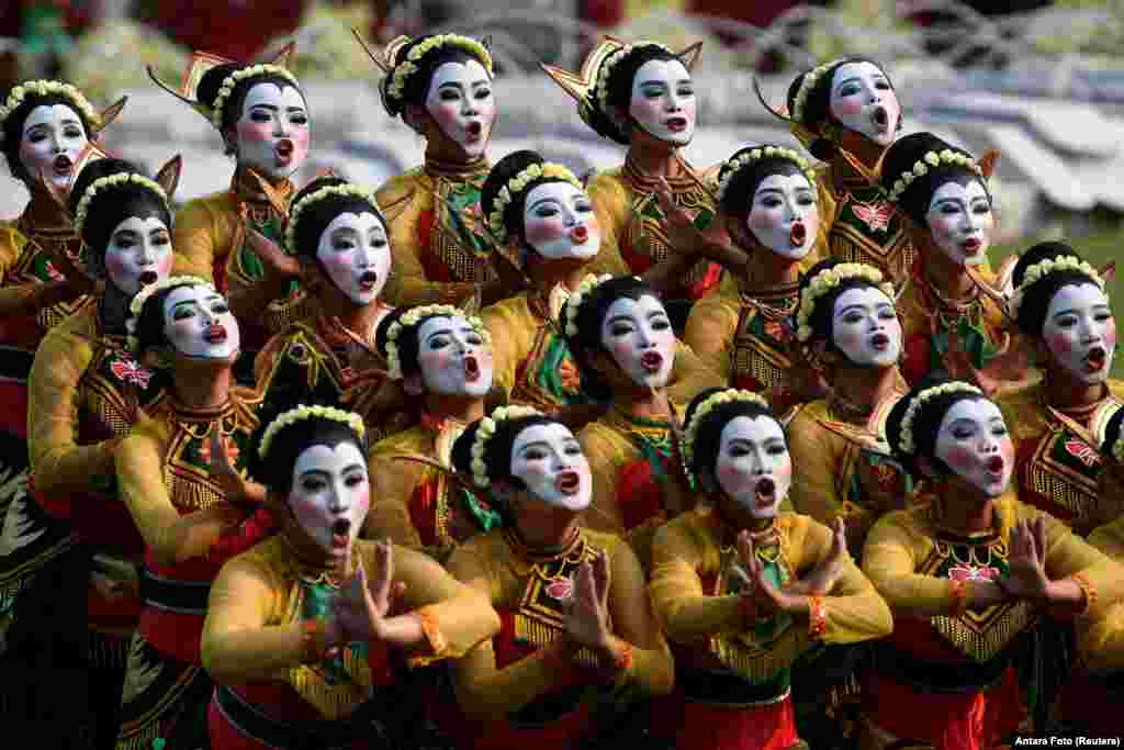 Dancers perform Thengul dance during Indonesia's 74th Independence Day celebration at the Presidential Palace in Jakarta, Aug. 17, 2019.