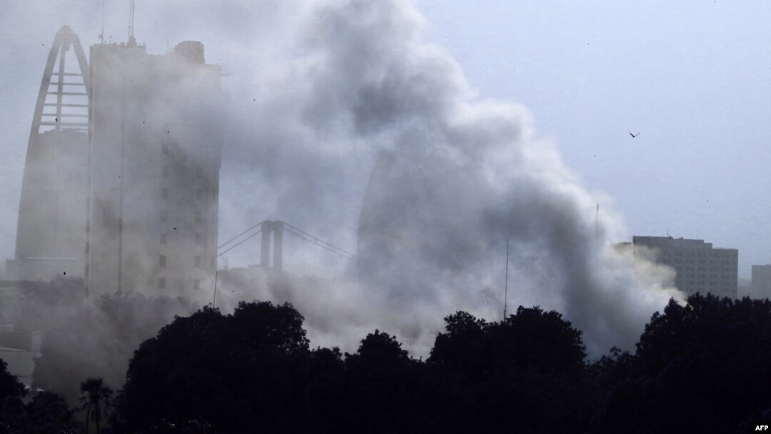 Plumes of smoke billow into the sky more than an hour after a fire ripped through Sudan's old presidential palace in the capital Khartoum, on March 23, 2019. The fire was blamed on a short circuit.