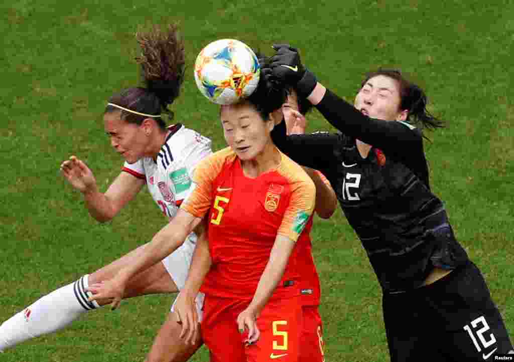 China's Haiyan Wu, Shimeng Peng and Spain's Andrea Falcon vie for the ball during the France 2019 Women's World Cup Group A football match between China and Spain, at the Stade Oceane Stadium in Le Havre, June 17, 2019.