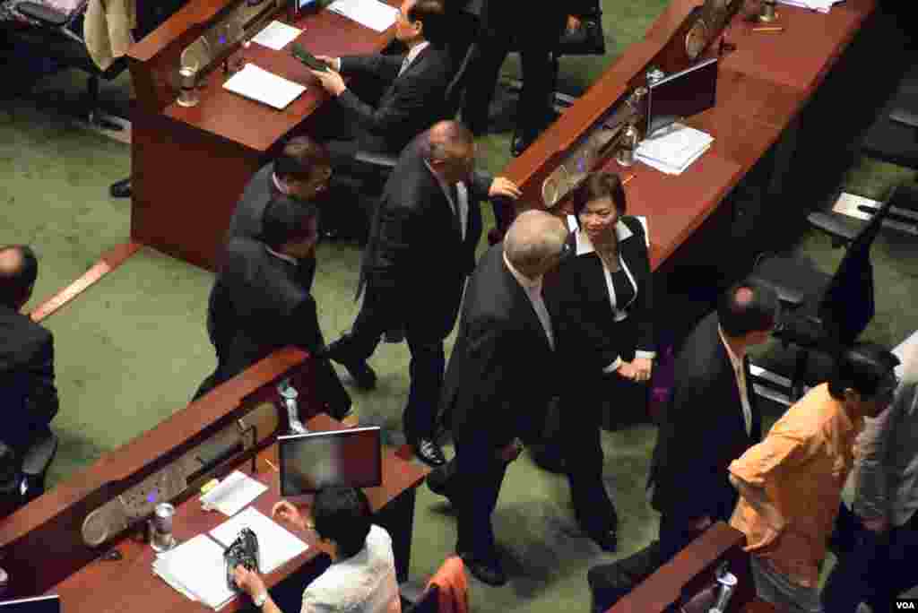 30多位建制派立法會議員在表決前突然離席。(美國之音 湯惠芸攝)