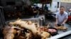 玉林狗肉節狗肉市場裡的一個攤位。 (2018年6月21日路透社)