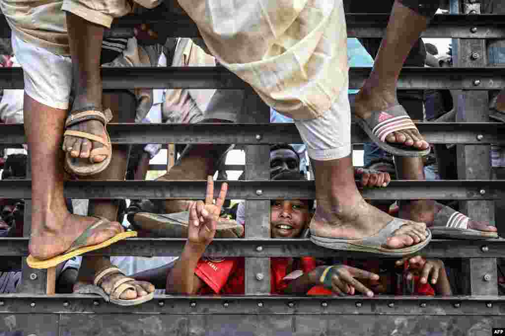 Sudanese protesters arrive to join the sit-in outside the army headquarters in the capital Khartoum, April 27, 2019.