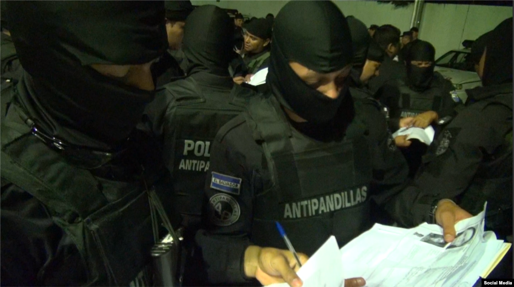 “La violencia se ha convertido en el Salvador en una forma de vida, el joven en la pandilla encuentra la solidaridad, el cariño y el aprecio que no encuentra en la familia. Dijo a la Voz de América, Raúl Mijango, exportavoz de las pandillas con el gobierno de El Salvador.