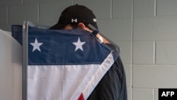 Un votante emitiendo su voto en un centro electoral en Nashville, Tennessee, el supermartes, 5 de marzo de 2024. Los estadounidenses de 15 estados y un territorio asociado votan simultáneamente en para elegir los candidatos para la nominación presidencial 2024.