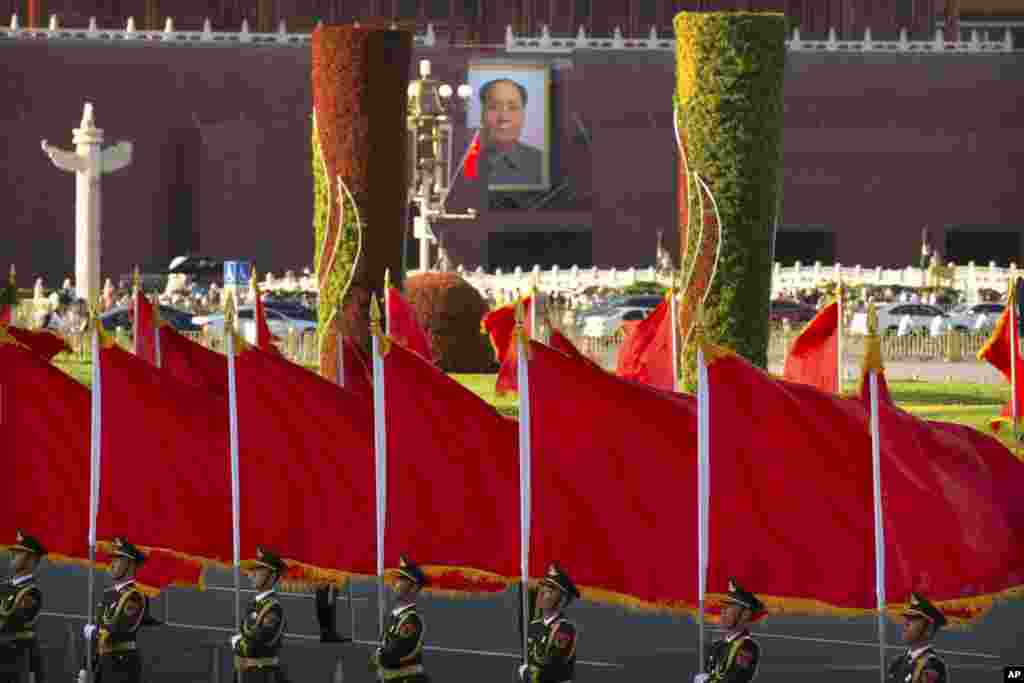 Members of a Chinese honor guard stand in formation to welcome Niger&#39;s President Mahamadou Issoufou at the Great Hall of the People in Beijing.