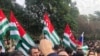 Протестующие митингуют у здания парламента в Сухуми, столице сепаратистского региона Грузии Абхазии, 15 ноября 2024 года.
