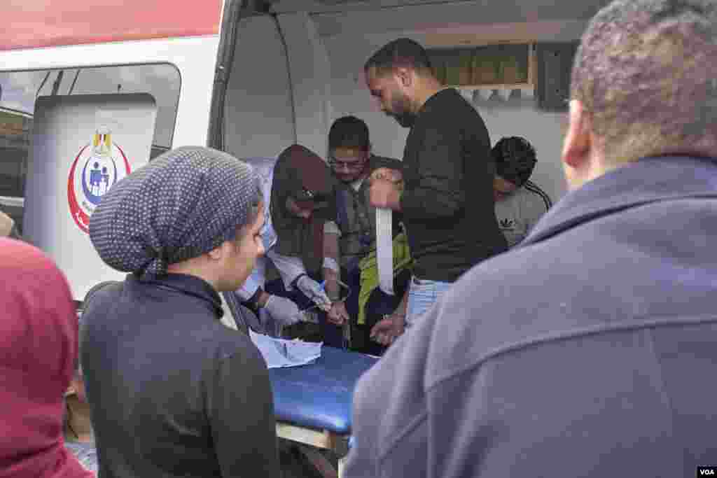 Cairo residents rushed to donate blood near the crash scene, Feb. 27, 2019. (H. Elrasam/VOA)