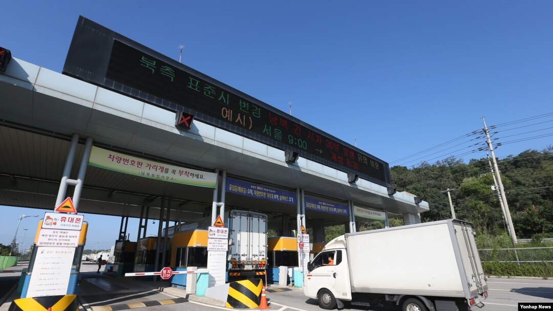 지난 17일 경기도 파주시 경의선 남북출입사무소에서 개성공단 차량이 변경된 '평양시'에 출경하고 있다.