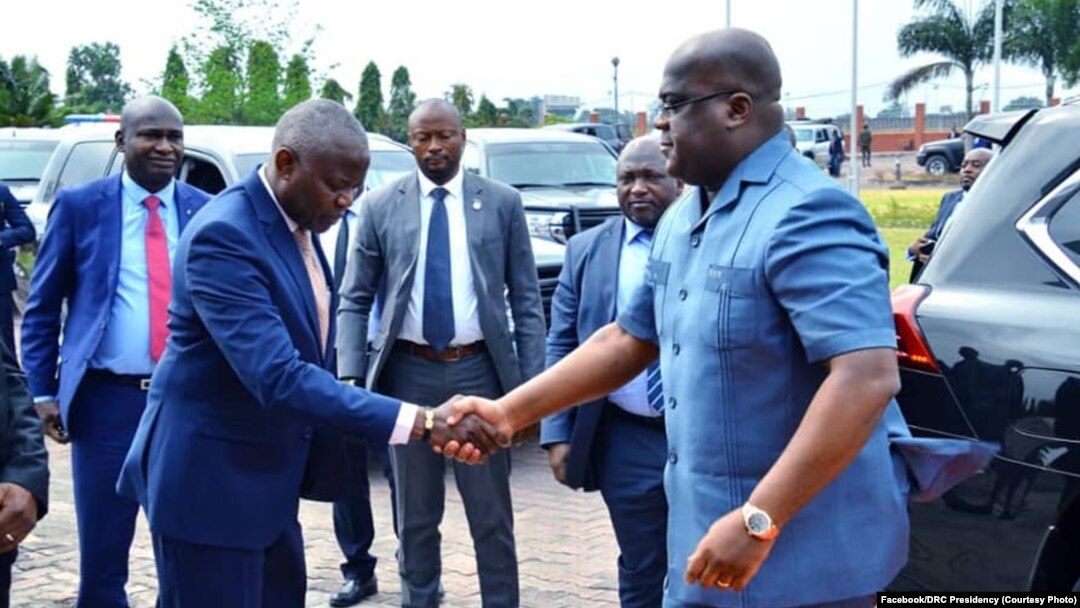 Mokonzi ya mboka Félix Tshisekedi apesi mokambi ya misala ma ye Vital mbote, na bolongwi na ye mpo na kokende Dar-es-Salam, Kinshasa, 16 août 2019. (Facebook/présidence RDC)