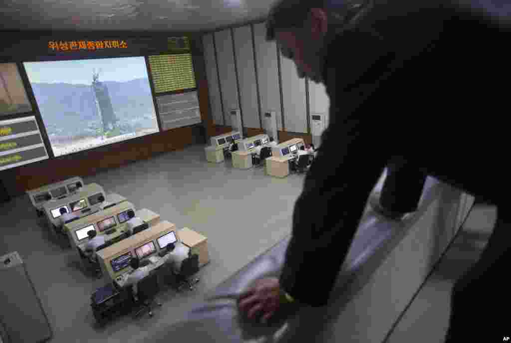 Centro de lanzamiento de la agencia del espacio de Corea del Norte a las afueras de Pyongyang. Los ingenieros están bombeando el combustible a un cohete que se según indican las autoridades llevará un satélite al espacio.