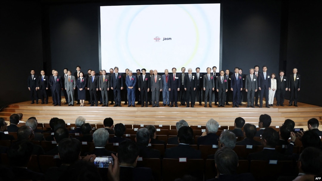 2024年2月24日，日本先進半導體製造公司(JASM)在熊本縣菊池區菊代舉行的新半導體工廠開幕儀式上，台灣晶片巨頭台積電(TSMC)的創始人張忠謀(C)出席了拍照儀式。（法新社）