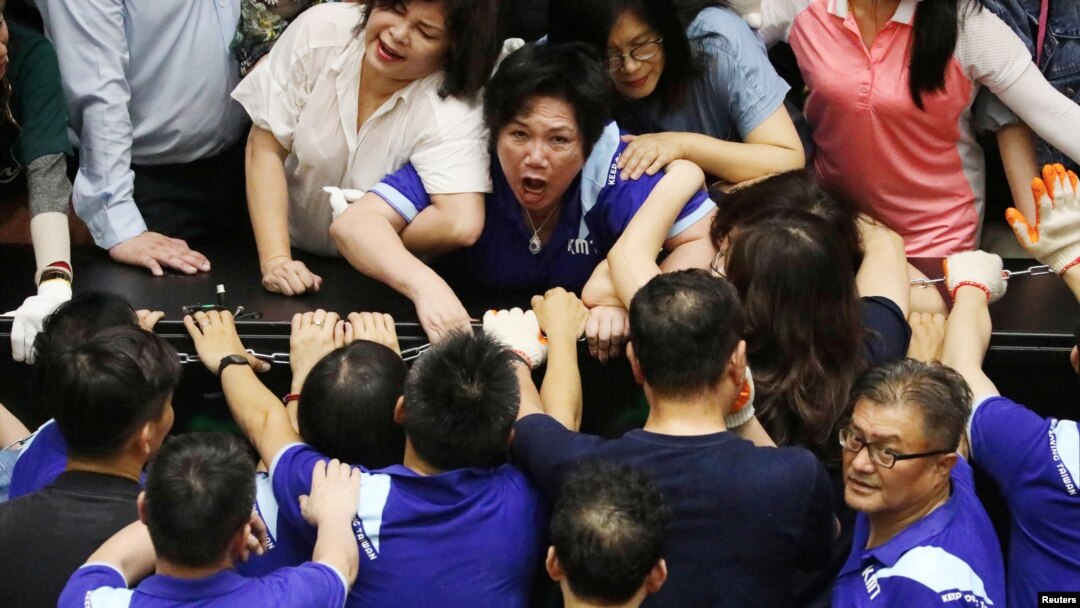 在台灣立法院裡執政黨民進黨立委與在野黨國民黨立委發生衝突。 （2020年6月29日）