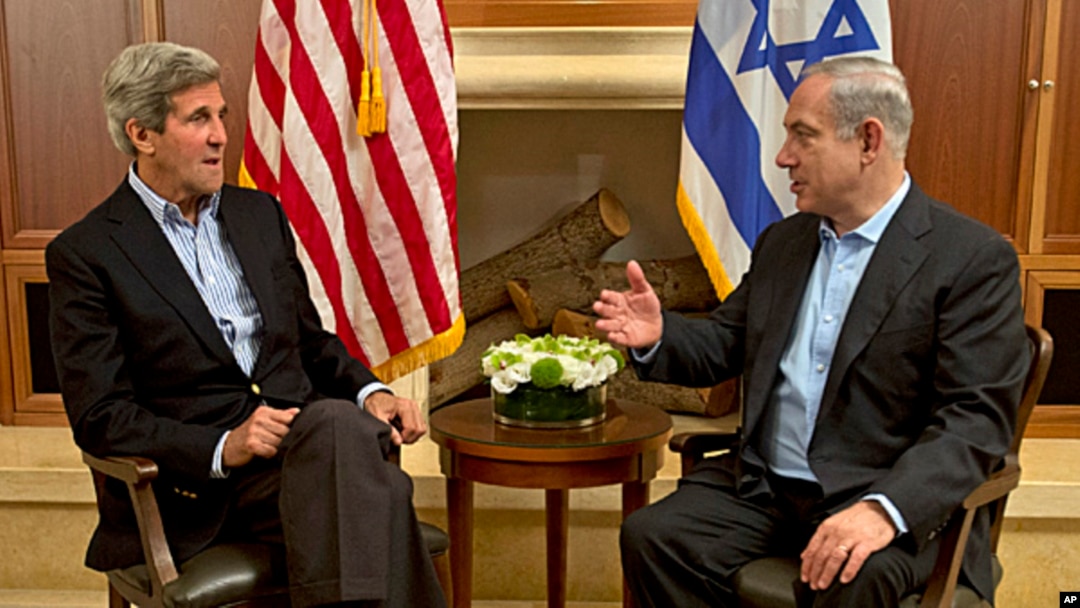 U.S. Secretary of State John Kerry (l) meets with Israeli Prime Minister Benjamin Netanyahu in Jerusalem, June 27, 2013.