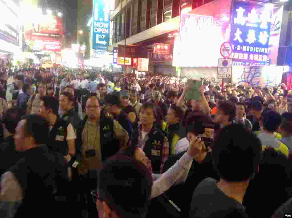大批市民連續第二晚在旺角與警方「巷戰」 (美國之音海彥拍攝 )