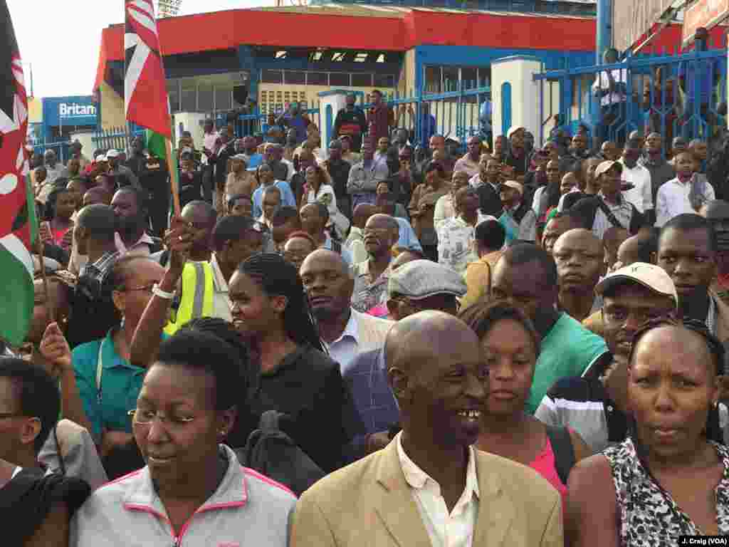 Wakenya walokusanyika kando ya barabara kuu kutoka uwanja wa ndege wa kimataifa wa Kenyatta wakisubiri kuwasili kwa Papa Francis.