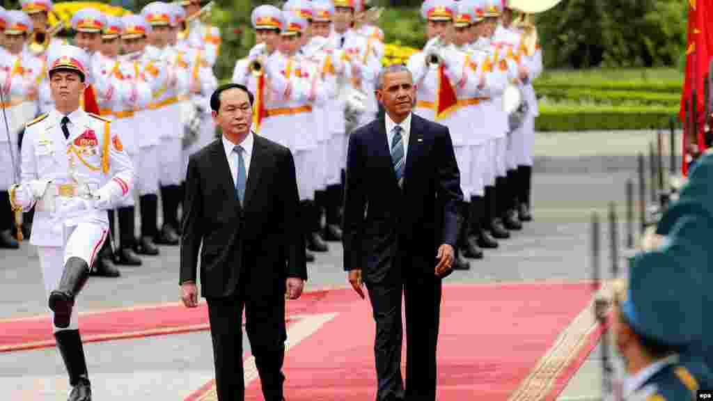 Shugaba Barak Obama tare da shugaban kasar Vietnam Tran Dai a birnin Hanoi. 