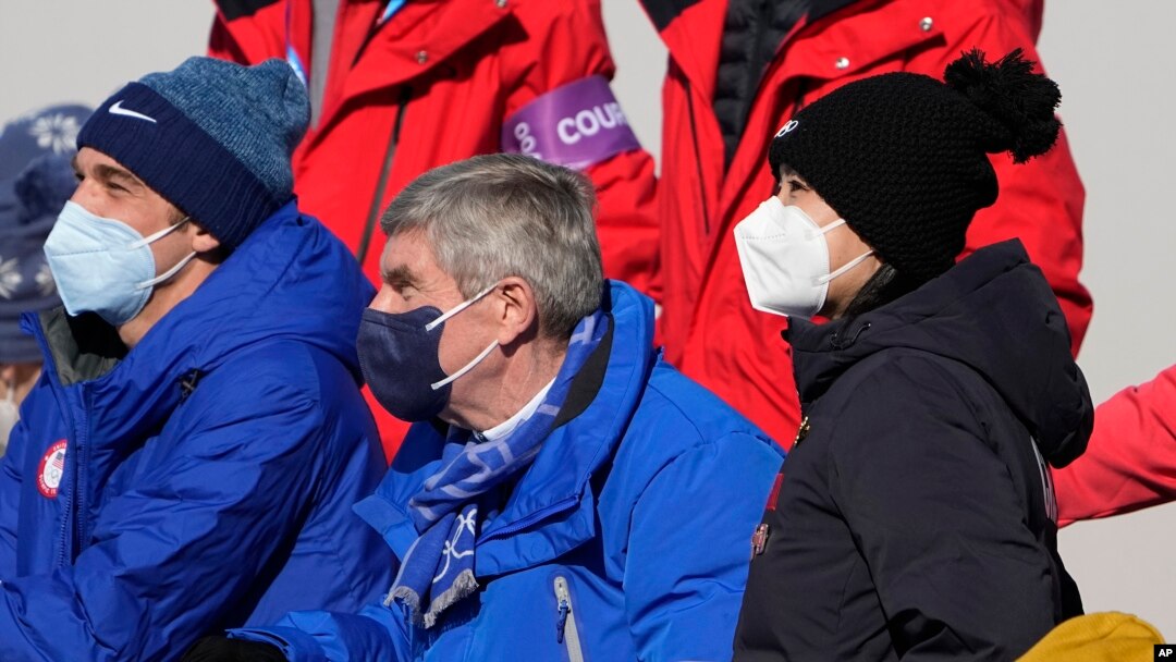 中國著名網球女運動員彭帥(右)與國際奧委會（IOC）主席托馬斯∙巴赫（中）在北京觀看女子自由滑決賽。（2022年2月8日）