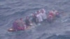 Esta fotografía muestra a un grupo de cubanos en una balsa que se hundía, el 3 de febrero del 2022, frente a las costas de Key Largo, Florida. Foto suministrada por la Guardia Costera de Estados Unidos. (Guardia Costera de EEUU vía AP)
