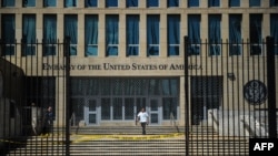 Vista frontal de la embajada de Estados Unidos en La Habana, en una foto del 3 de octubre de 2017.