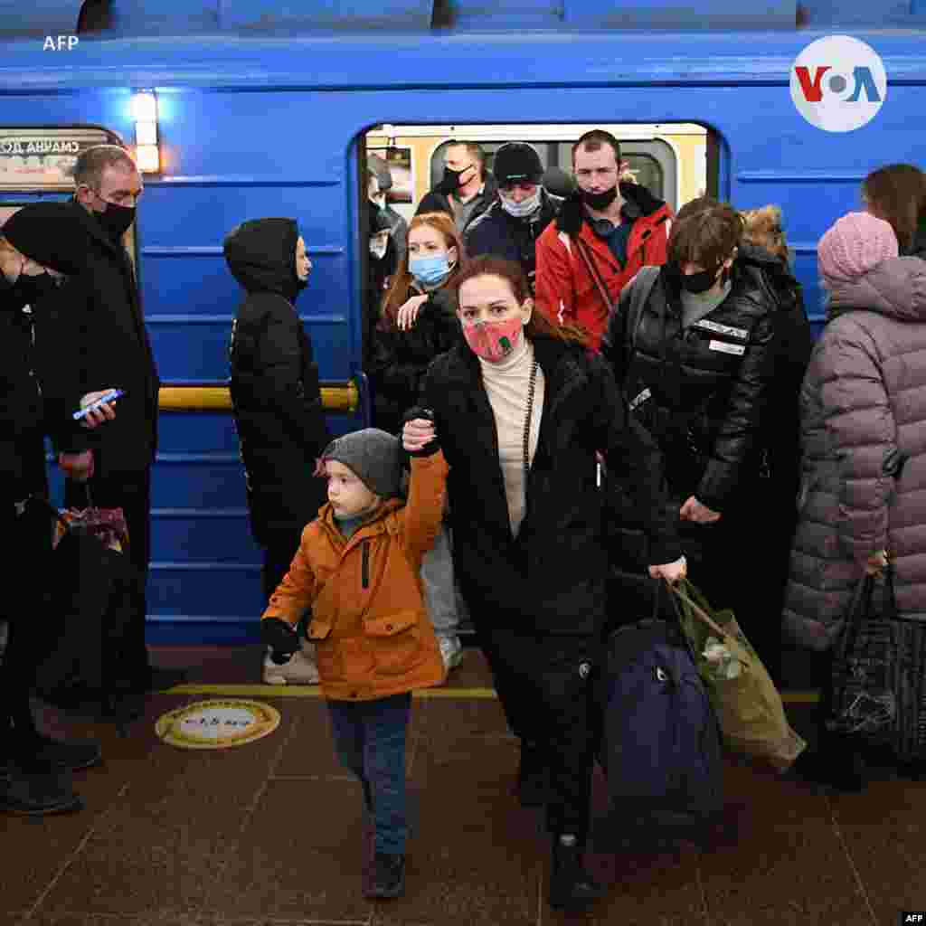 El metro estuvo abarrotado en Ucrania tras el anuncio del presidente ruso Putin de empezar acciones militares contra Ucrania.