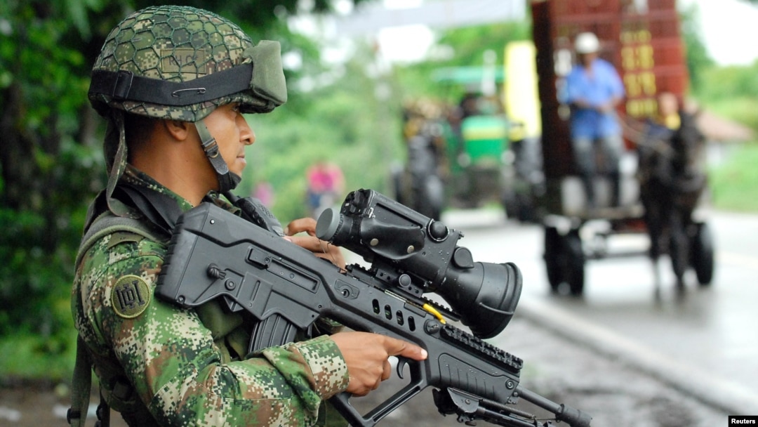 Un soldado colombiano monta guardia en un pueblo selvático de Colombia. Las FARC anunciaron que tienen cautivo al reportero francés Romeo Langlois