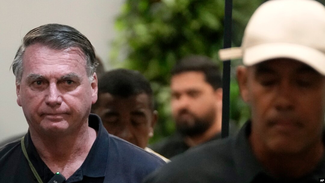 El expresidente Jair Bolsonaro llega para hablar con la prensa luego de ser acusado formalmente por la policía federal de intento de golpe de Estado, en el aeropuerto de Brasilia, Brasil, el lunes 25 de noviembre de 2024. (Foto AP/Eraldo Peres).