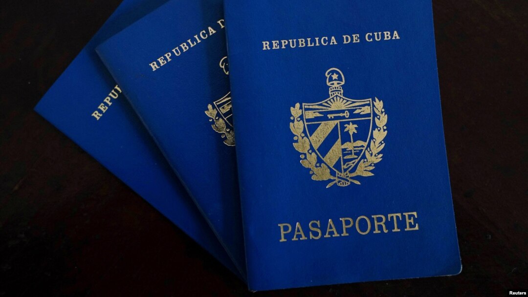 ARCHIVO - En esta imagen ilustrativa tomada el 16 de mayo de 2023 se muestran pasaportes cubanos. 