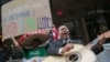 Mexicanos protestan por abogado que se quejó porque hablaban español