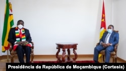 Emmerson Mnangagwa (esquerda) e Filipe Nyusi, respectivamente presidentes do Zimbabwe e Moçambique, em Chimoio, Manica