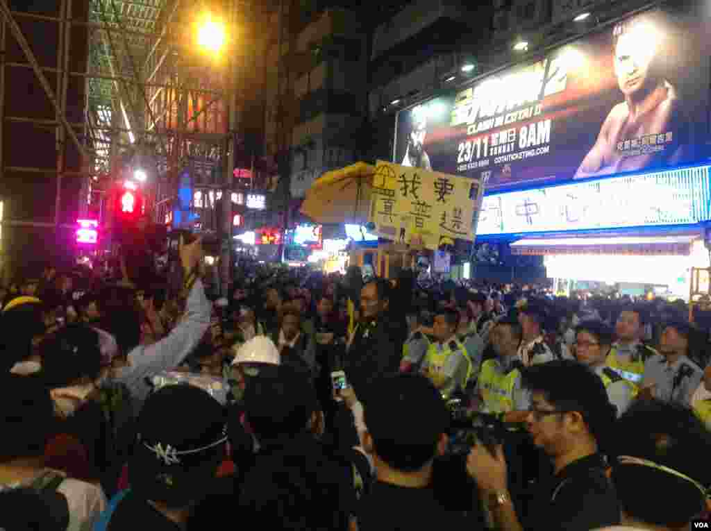 大批市民連續第二晚在旺角與警方「巷戰」 (美國之音海彥拍攝 )