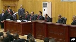 Imagem do painel que está a julgar o ex-presidente Mubarak e o seu ministro do Interior, Habib Hadly.