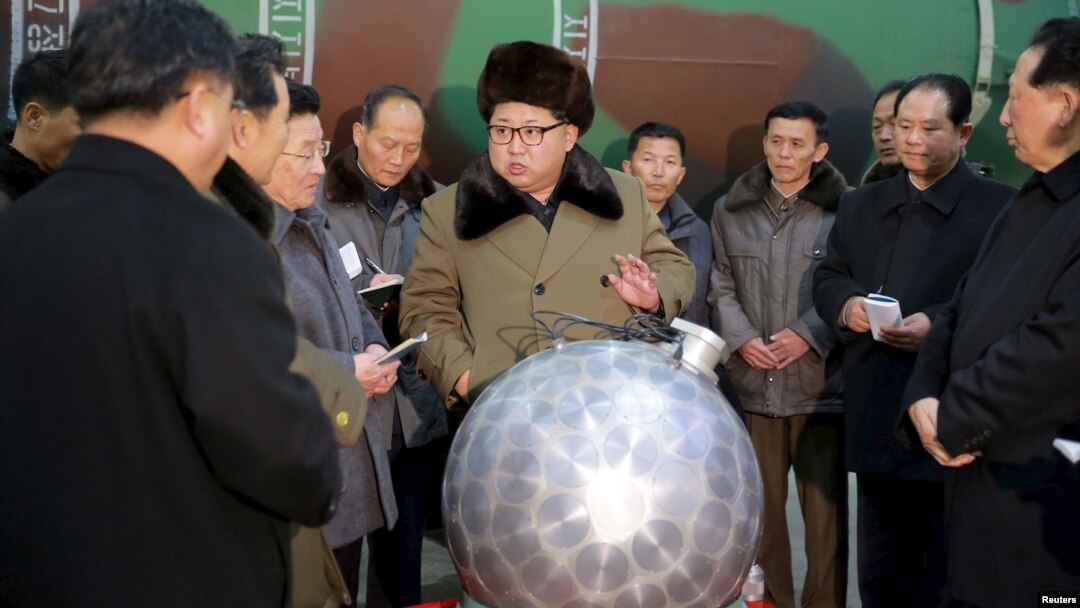 김정은 북한 국방위원회 제1위원장이 핵무기 연구 부문 과학자, 기술자들을 만나 핵무기 병기화 사업을 지도했다고, 지난 3월 조선중앙통신이 보도했다. 사진 아래쪽에 핵탄두 기폭장치 추정 물체가 보인다. (자료사진)