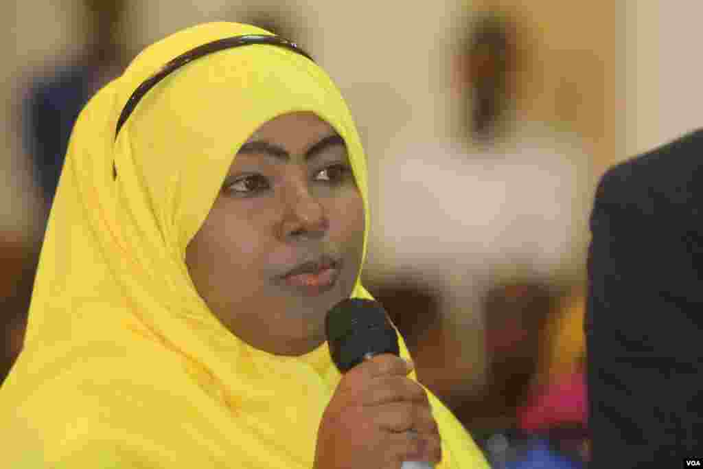 A young Somali woman asks President Hassan Sheikh Mohamoud a question during the town hall hosted by VOA's Somali service, in Mogadishu.