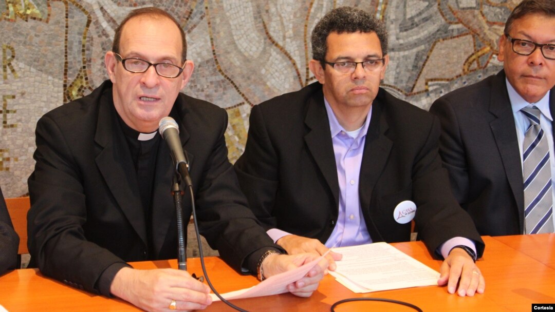 Activistas religiosos como el padre Eugenio Hoyos junto a Gustavo Torres, presidente de Casa en Acción se unen a líderes sindicales y organizaciones comunitarias para convocar a una marcha en Washington para el 8 de octubre.