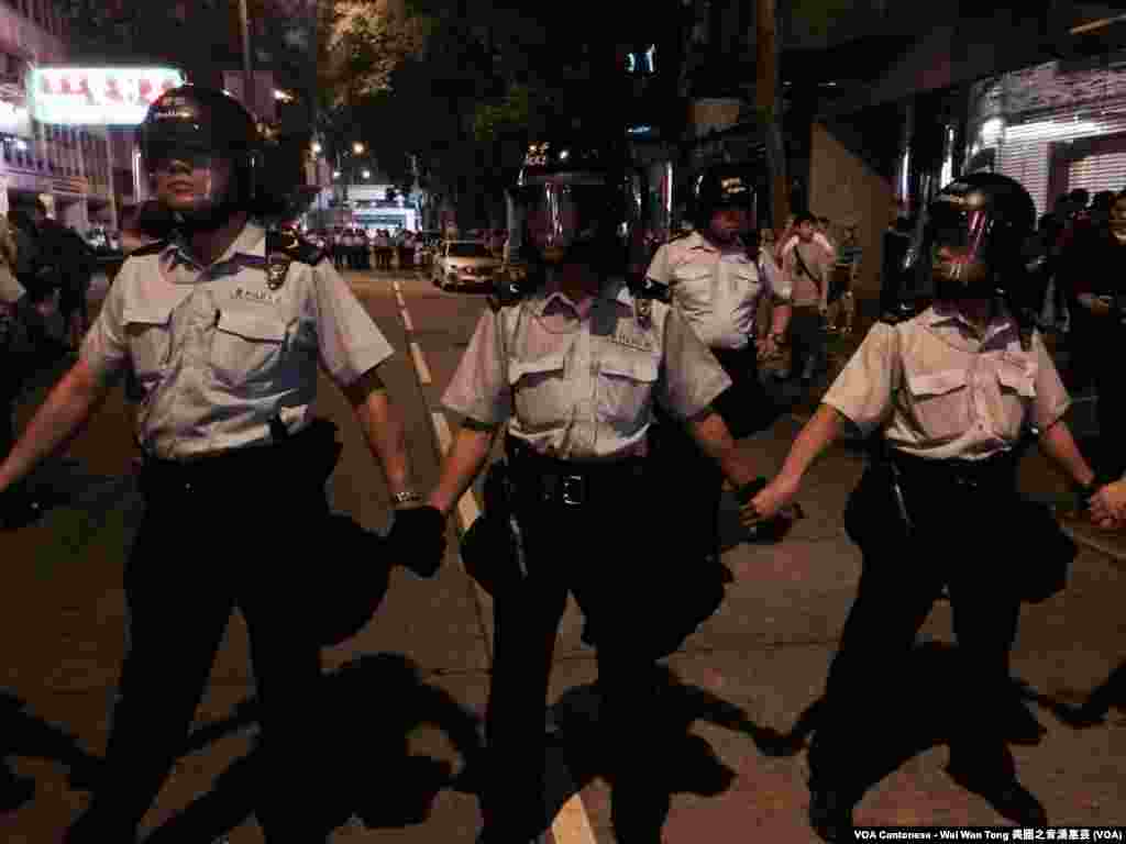 一批防暴警察在灣仔駱克道與分域街交界戒備,防止示威者走近金鐘警察總部及政府總部