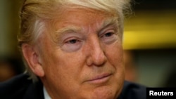 El presidente estadounidense, Donald Trump, no ha firmado ningún decreto para castigar inmigrantes que reciban beneficios sociales.
